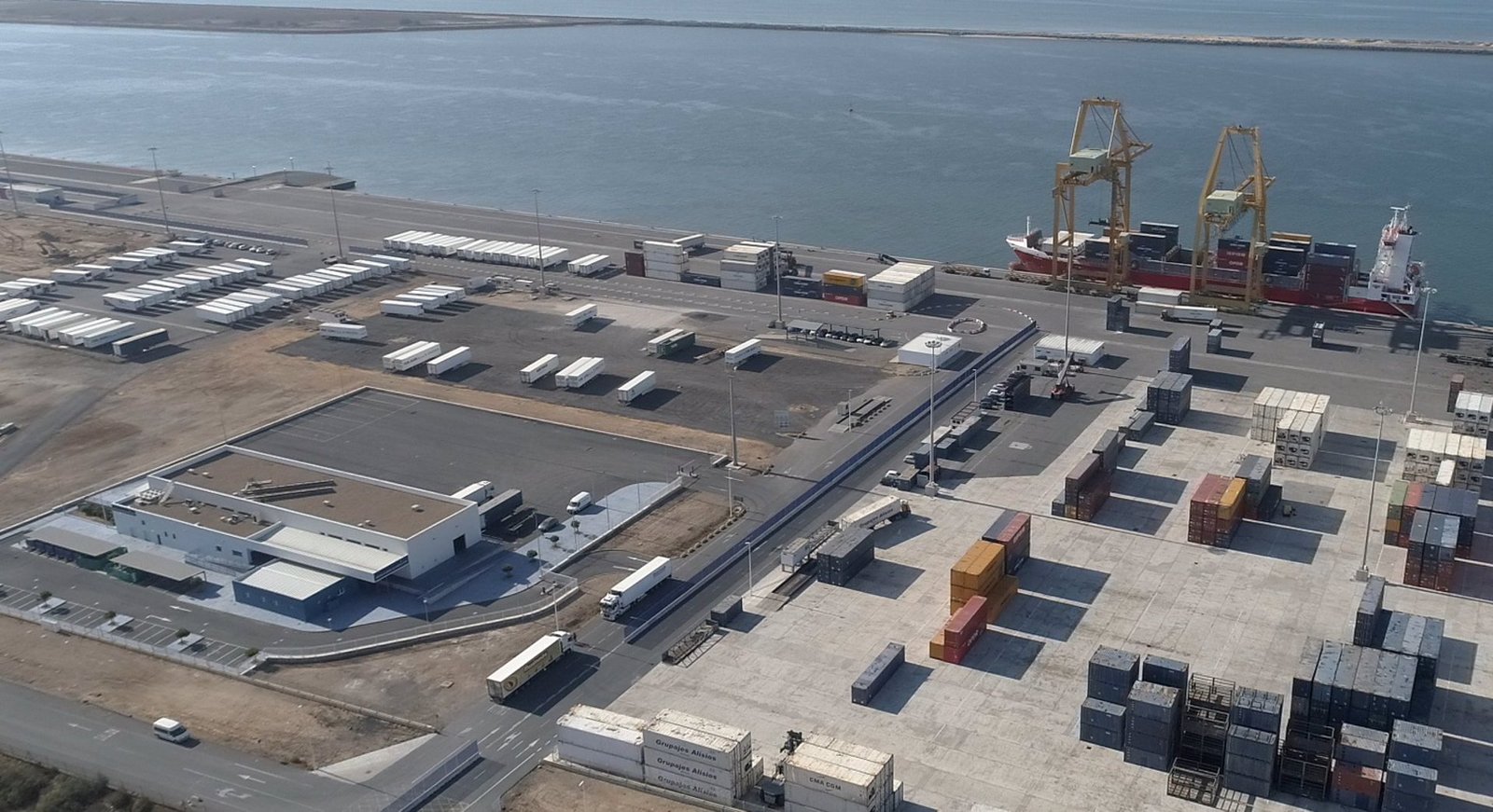 Investigan el origen de una mancha de aceite pesado en la zona del Muelle Sur hacia Mazagón