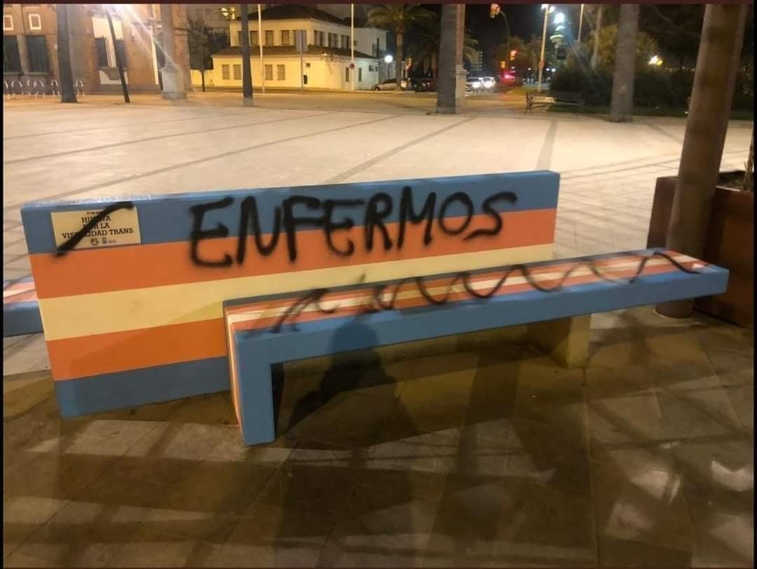 Alerta transfobia: Atacan el nuevo banco por la visibilidad trans