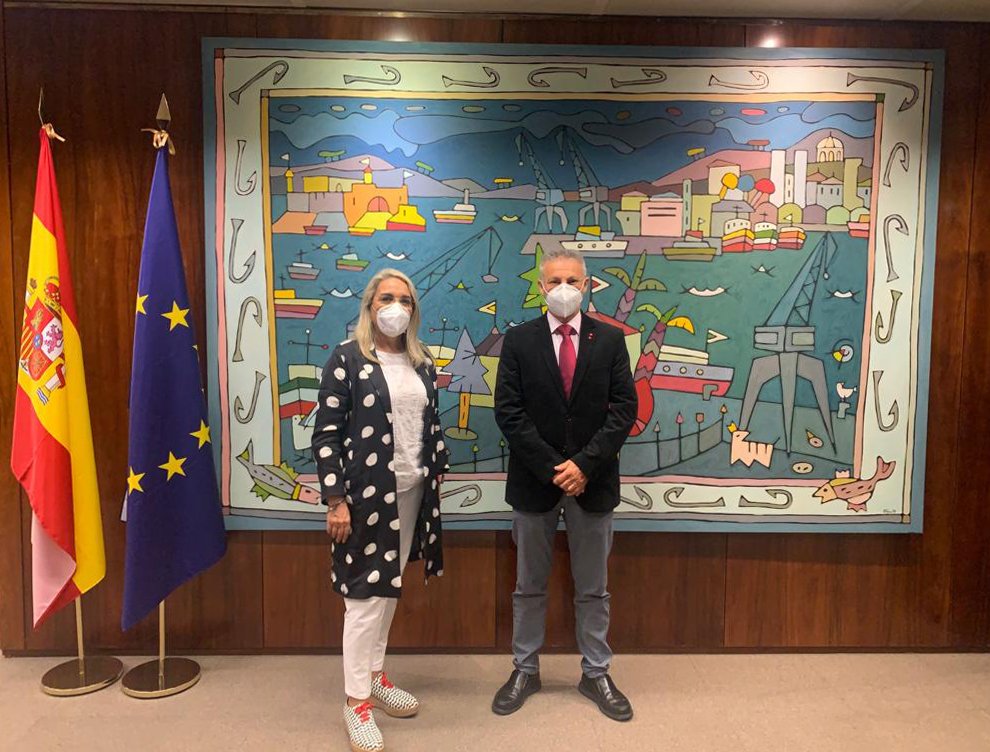 La alcaldesa de Cartaya presenta en Madrid el centro cultural de El Faro de El Rompido