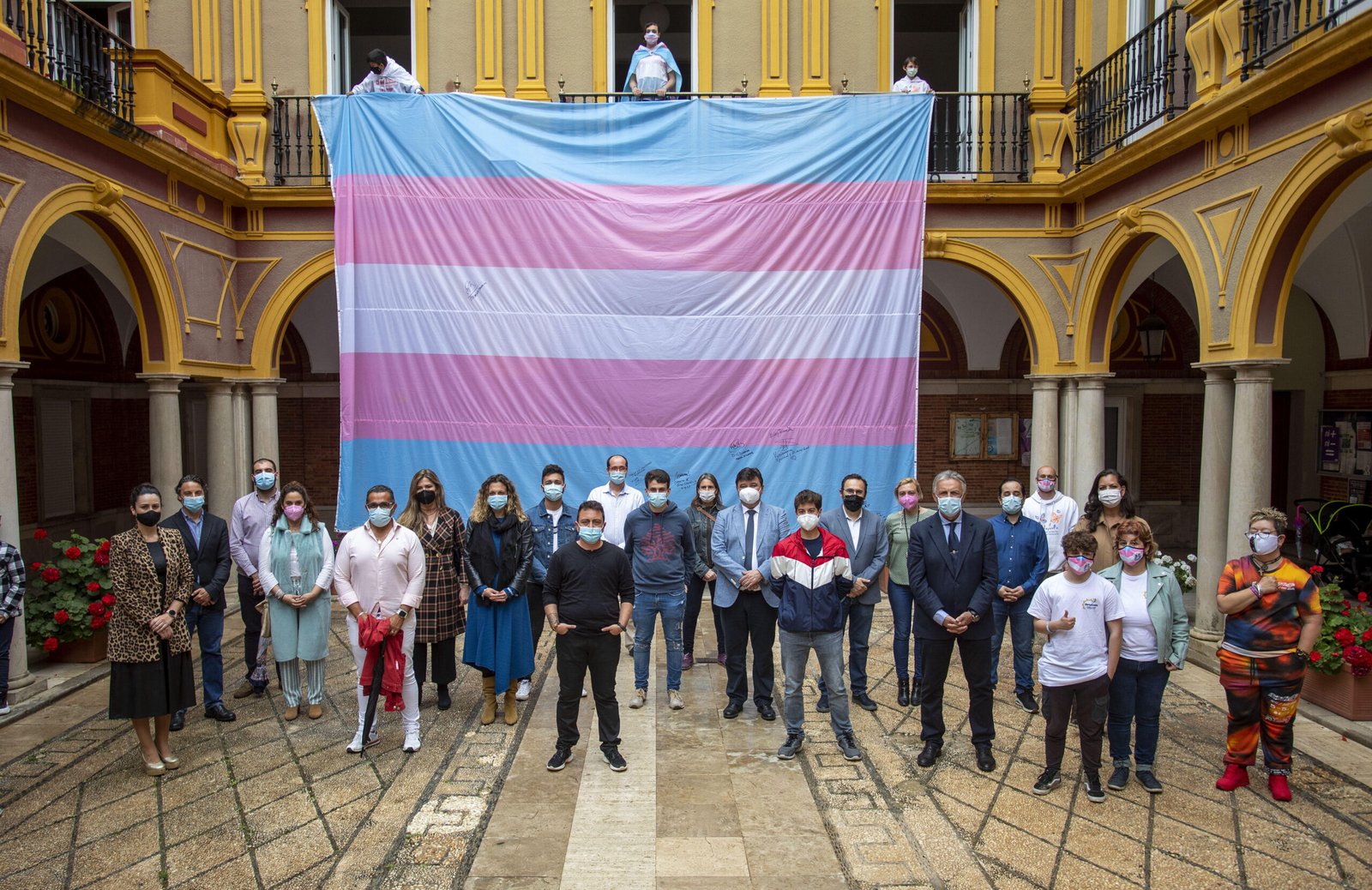 La bandera trans que recorre España llega al Ayuntamiento de Huelva