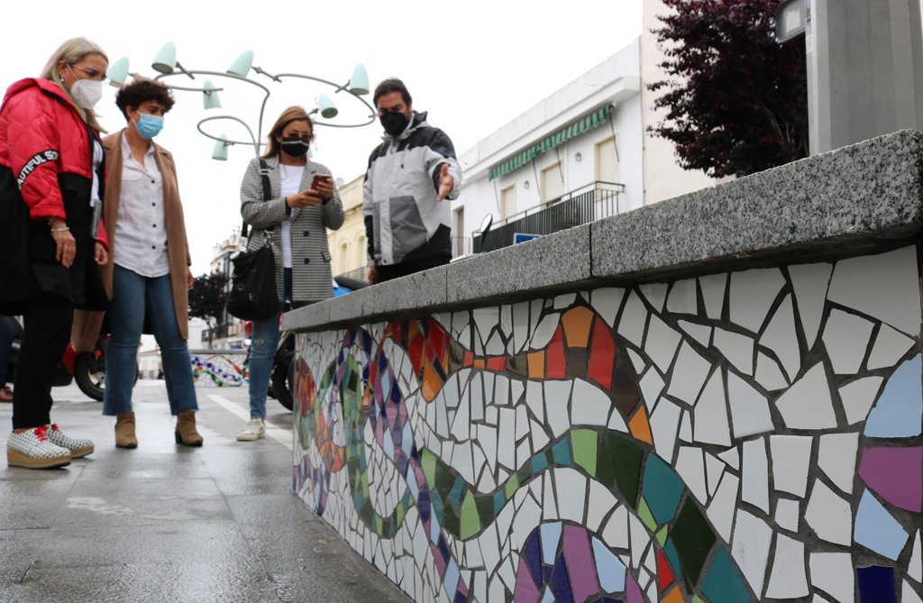 Un mosaico de 7.000 piezas embellece la calle Convento de Cartaya