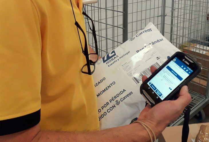 Correos no ve más riesgo de contagio por la recogida de firmas