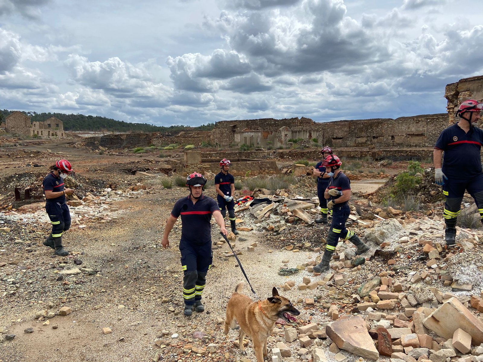 La Unidad Canina de Rescate se entrena en las ruinas de la antigua fundición de Riotinto