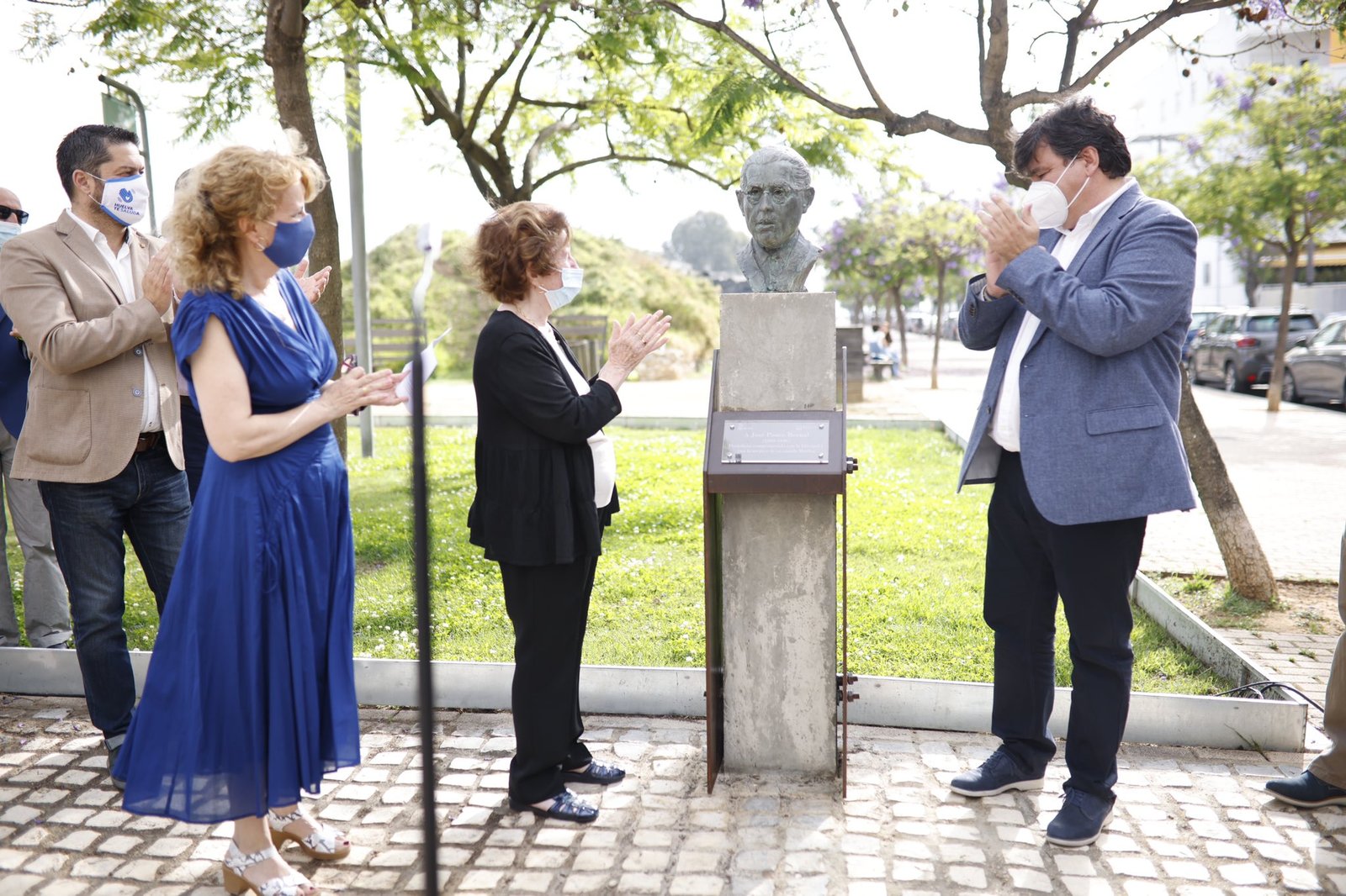 La ciudad rinde tributo al periodista José Ponce Bernal con un busto en su honor junto al Centro ‘Jesús Hermida’