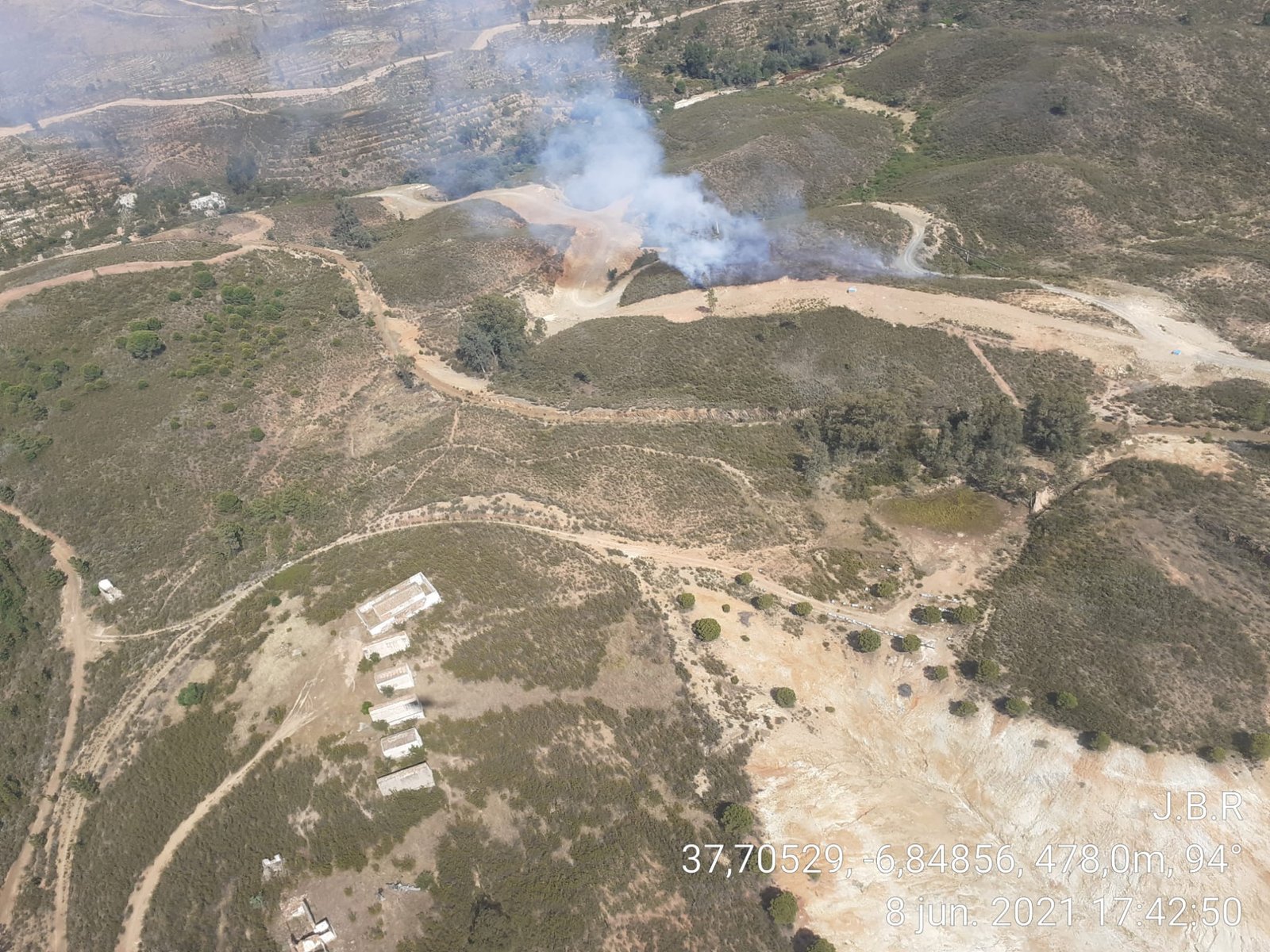 Unos 20 bomberos luchan contra las llamas en un incendio en La Zarza