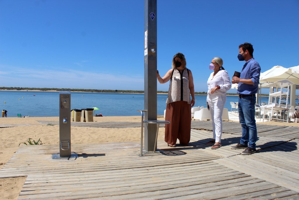 Cartaya permite el uso en doble sentido de las pasarelas a la playa así como de duchas y lavapiés