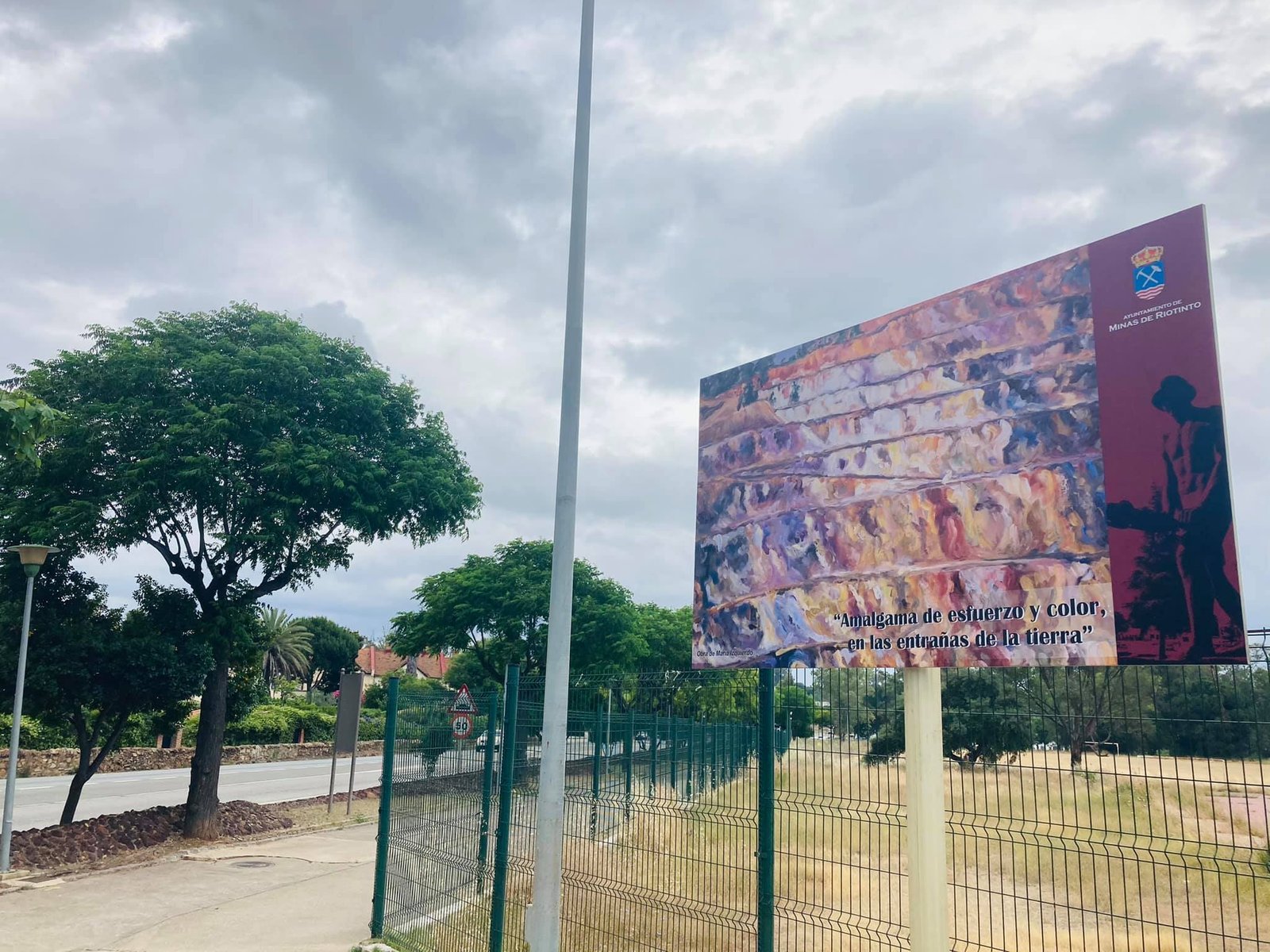 Un mural de Corta Atalaya da la bienvenida a quienes visiten Minas de Riotinto