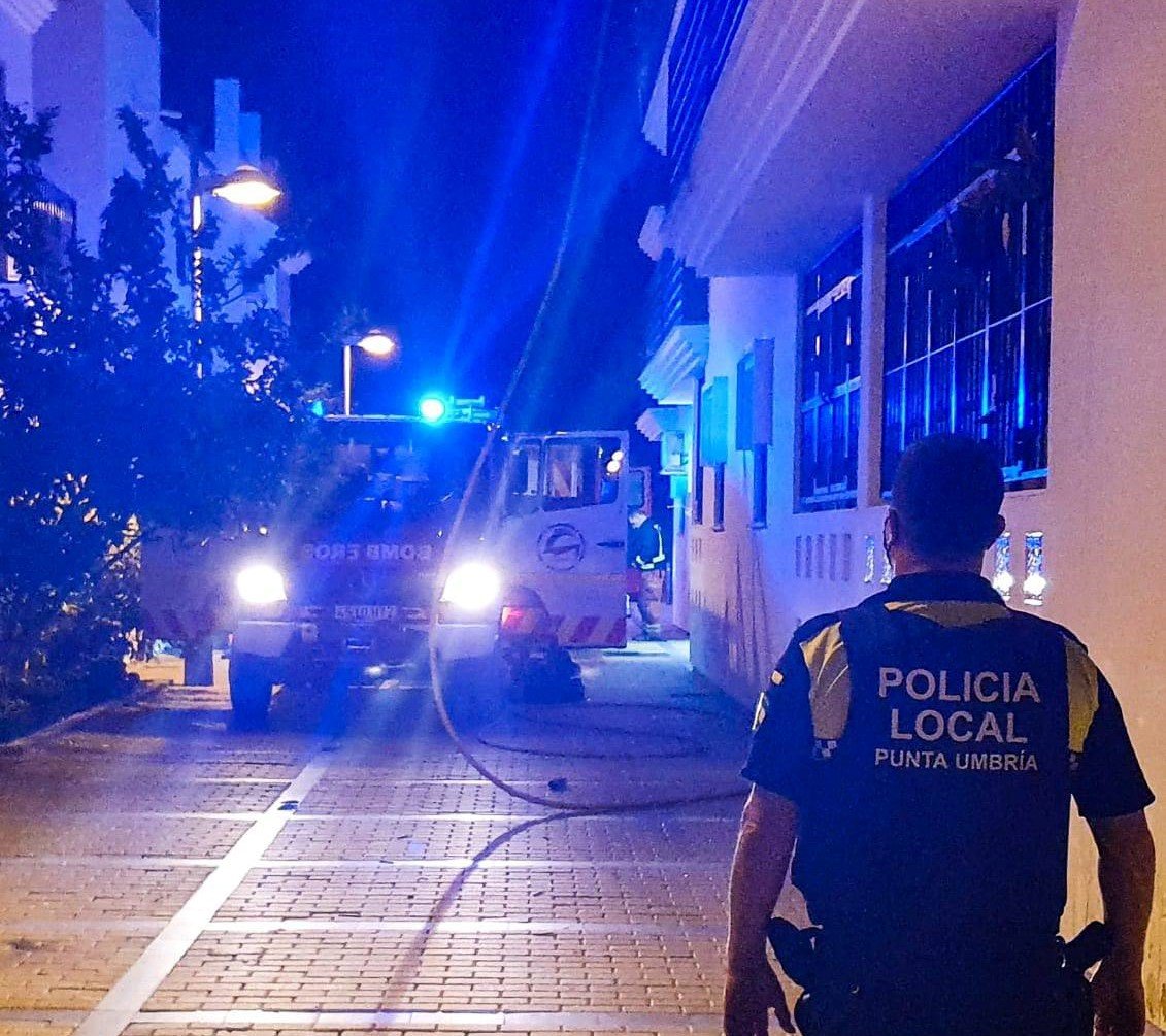 Los bomberos luchan contra el fuego durante más de tres horas en un edificio de Punta Umbría