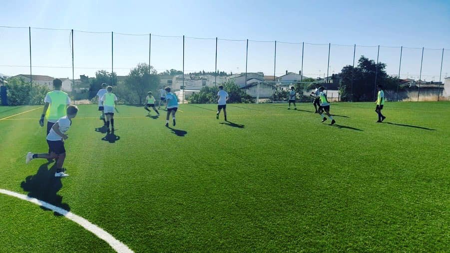 Unos 25 niños disfrutan ya del Campus de Fútbol de El Campillo