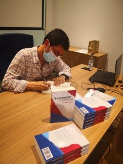 Un escritor con orígenes riotinteños triunfa en Amazon con su libro ‘Trascender lo elemental’