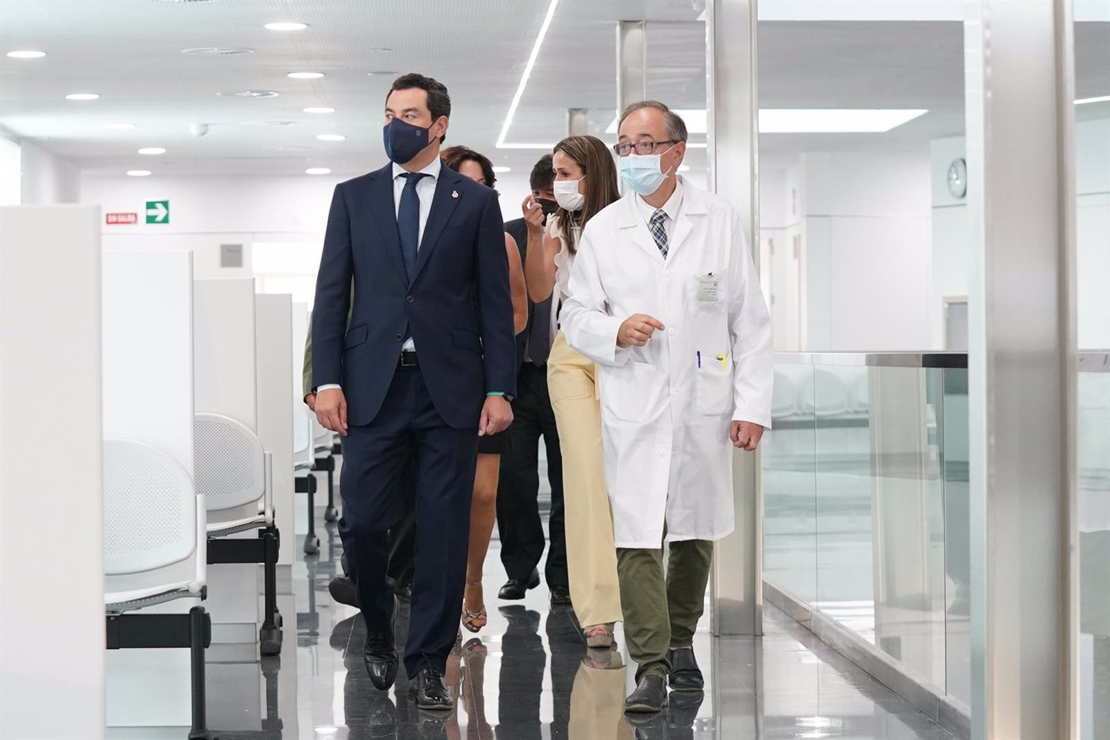 Moreno anuncia una lluvia de millones para la sanidad onubense