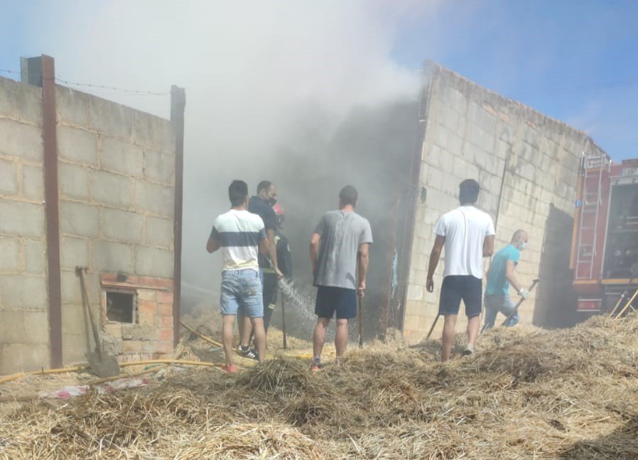 Vecinos y bomberos sofocan el incendio de un pajar en El Campillo
