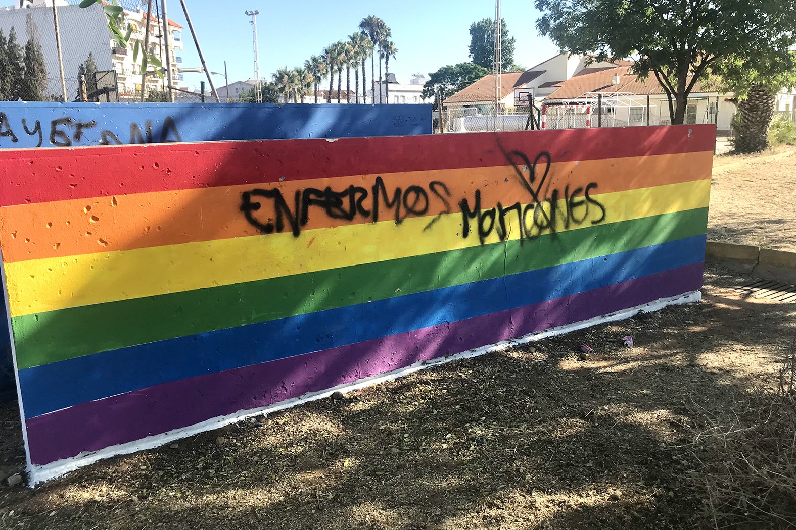 El muro arcoíris de San Juan del Puerto amanece con pintadas homófobas
