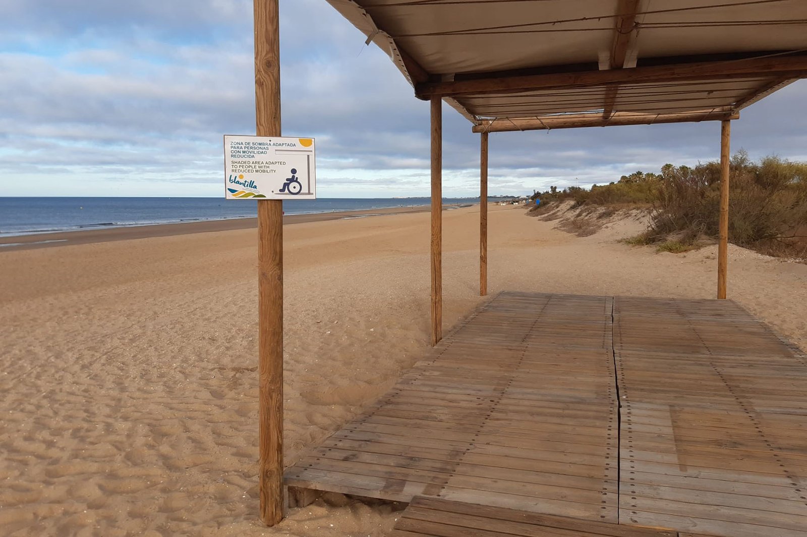 Islantilla habilita su zona de sombra adaptada para facilitar el disfrute de la playa a personas con movilidad reducida