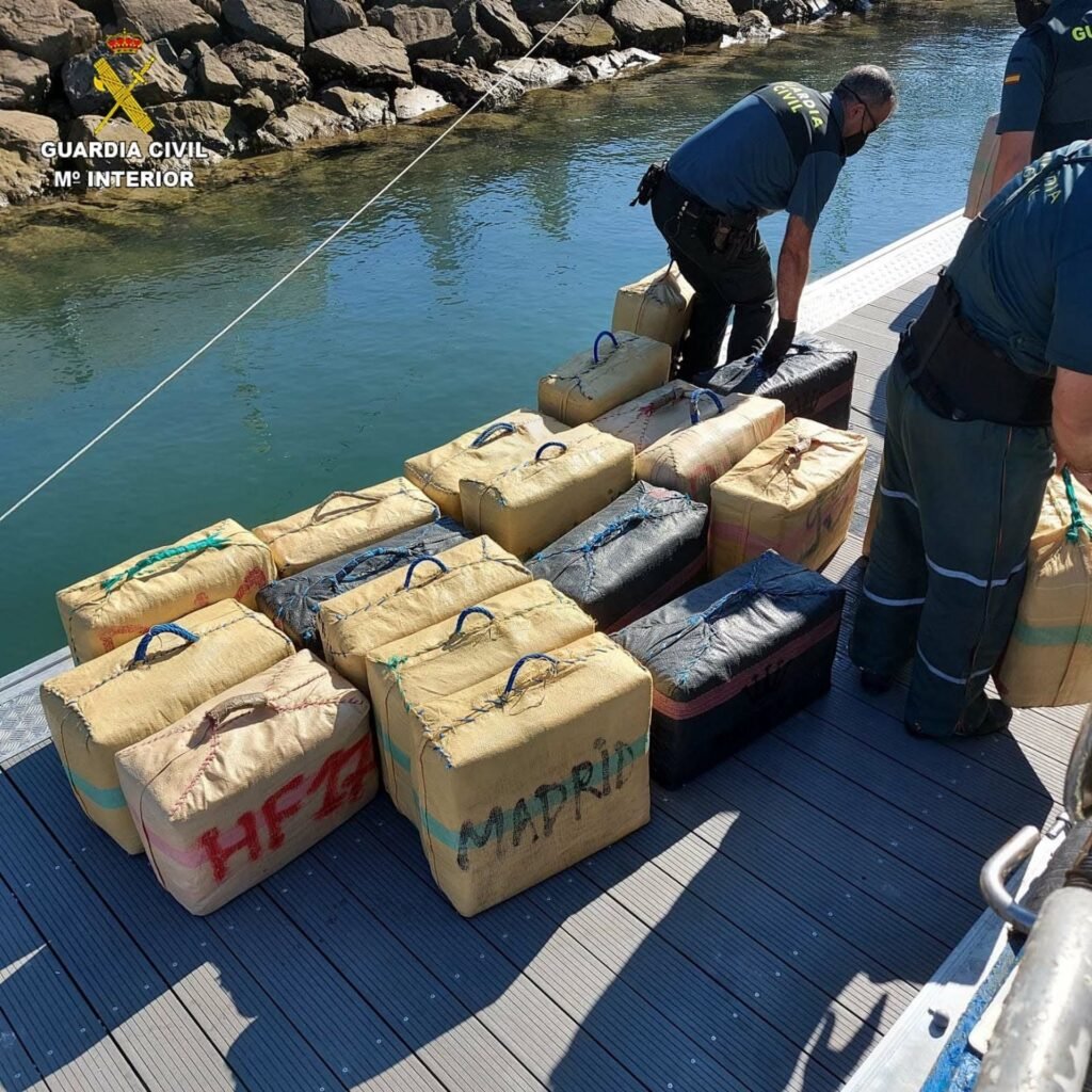 Encuentran 750 kilos de hachís entre las redes de una embarcación de Isla Cristina