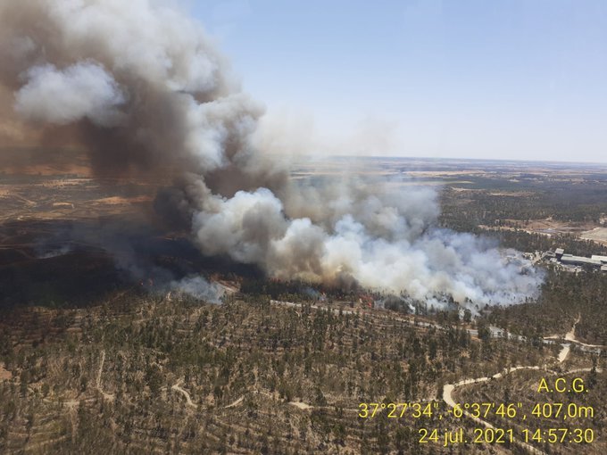 El Consorcio de Bomberos se incorpora al incendio de Villarrasa desde la planta de reciclaje