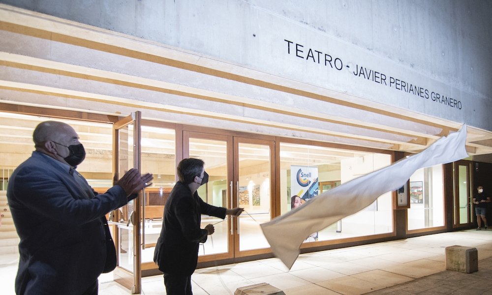 Nerva entroniza a Javier Perianes otorgándole su nombre al teatro local