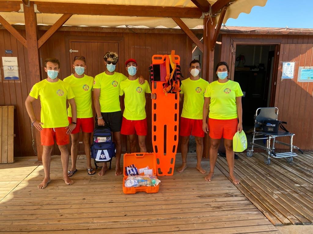 Socorristas salvan la vida de un bañista búlgaro en Cartaya