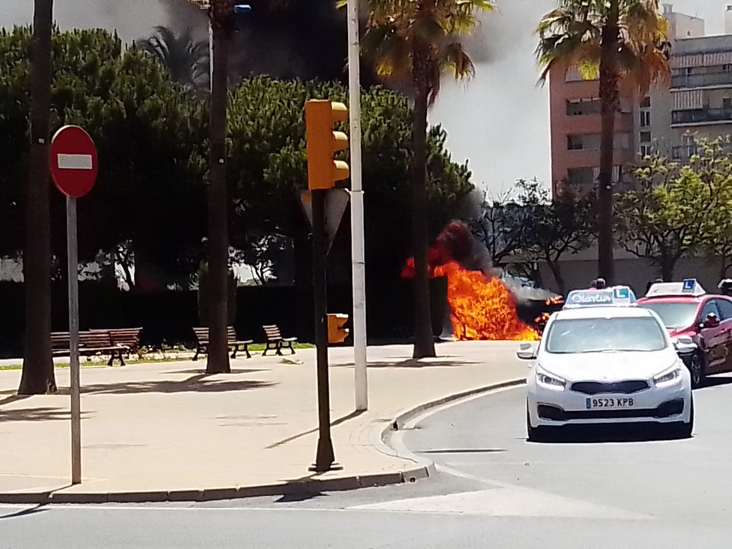 Gran humareda por el incendio de una máquina barredora en la avenida de Andalucía