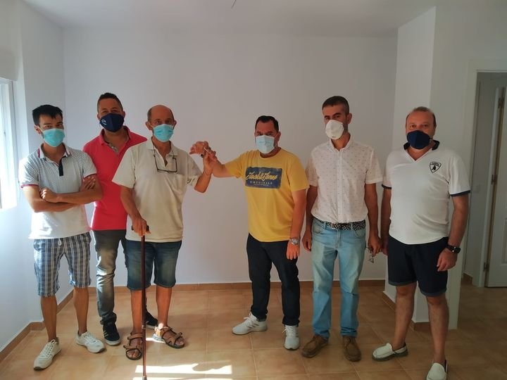 Las familias afectadas por el incendio en un bloque de Nerva regresan a sus pisos