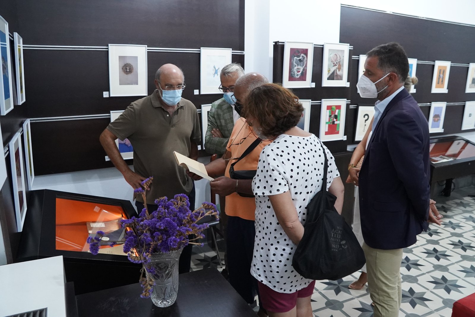 El escritor cubano Leonardo Padura visita el Muelle de las Carabelas tras participar en CubaCultura