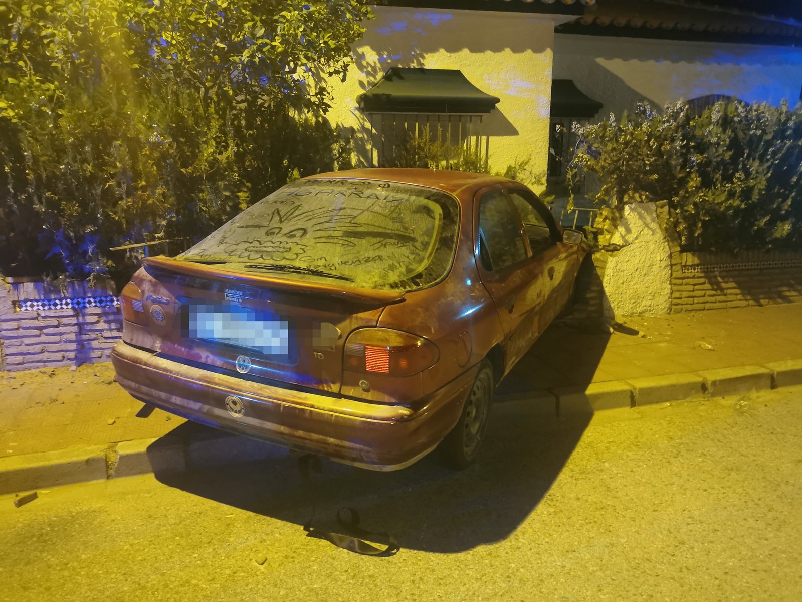 Una menor borracha empotra el coche contra una vivienda de Almonte