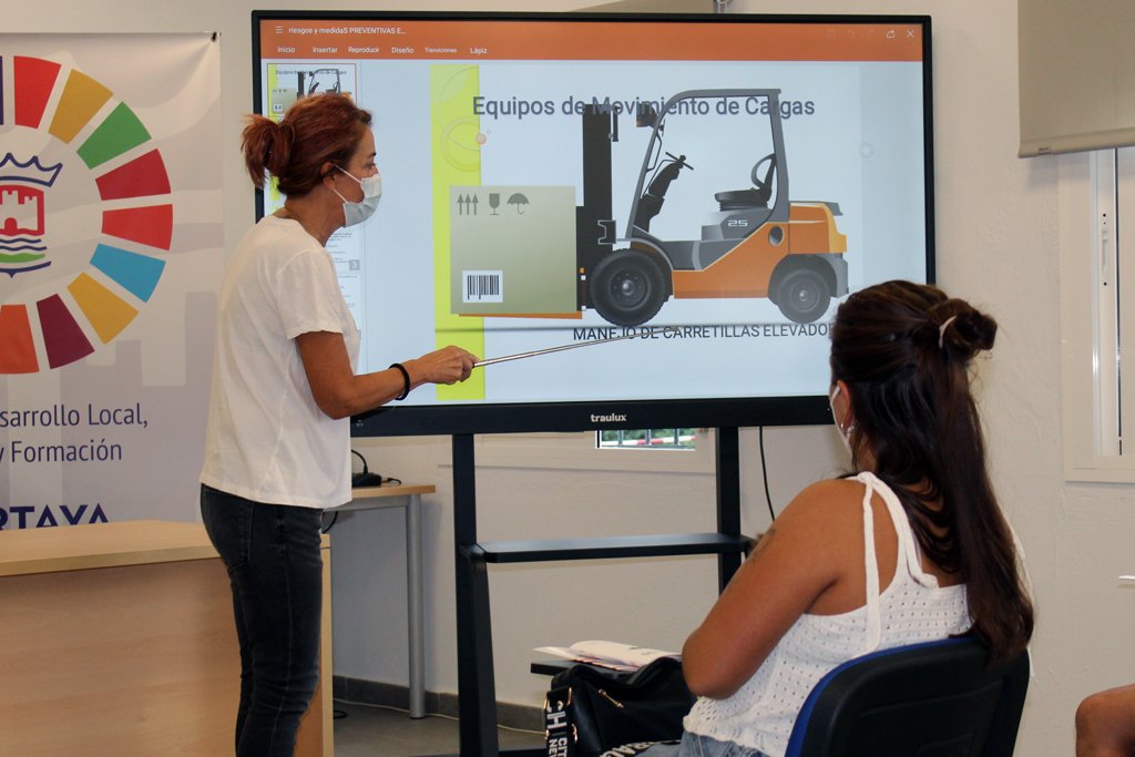 El curso ‘Operador de carretillas elevadoras’ forma a una quincena de desempleados de Cartaya
