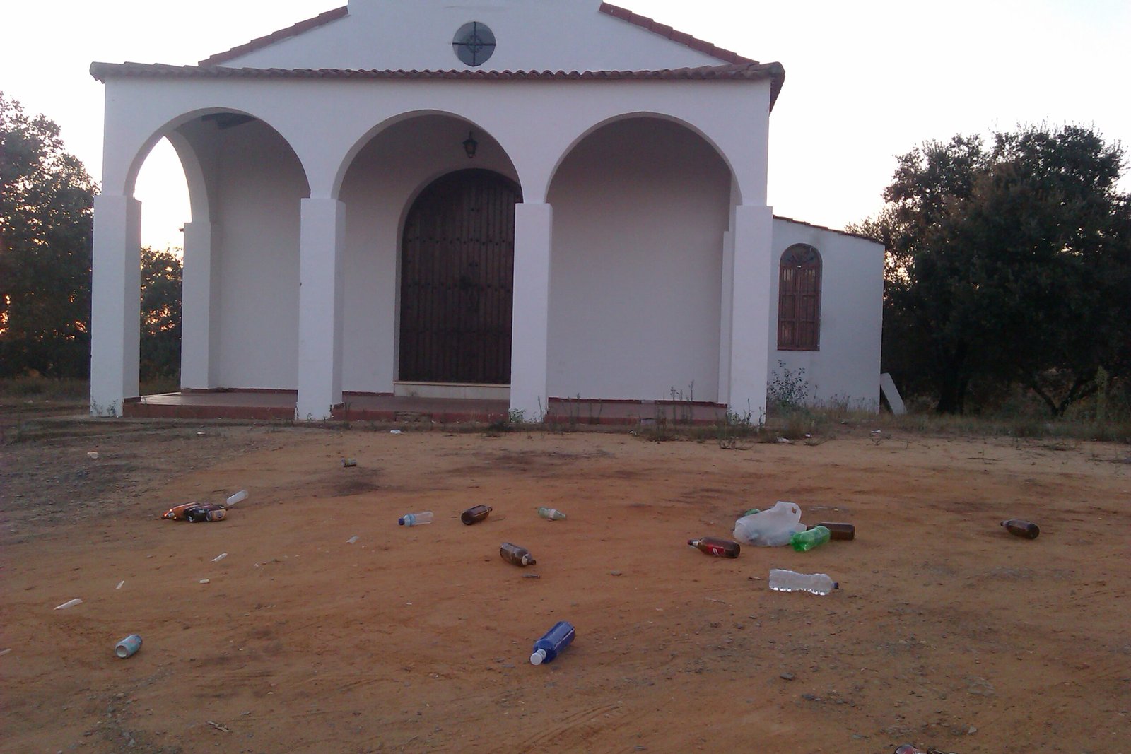 Se multiplican los actos vandálicos y la basura junto a la ermita de El Romerito