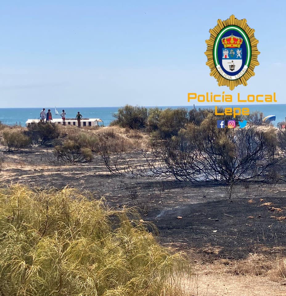 Unos 50 bañistas ayudan a sofocar un incendio junto al Paseo Marítimo de Islantilla