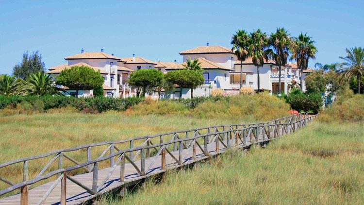Denuncian una fiesta ilegal con más de 20 personas en Isla Canela