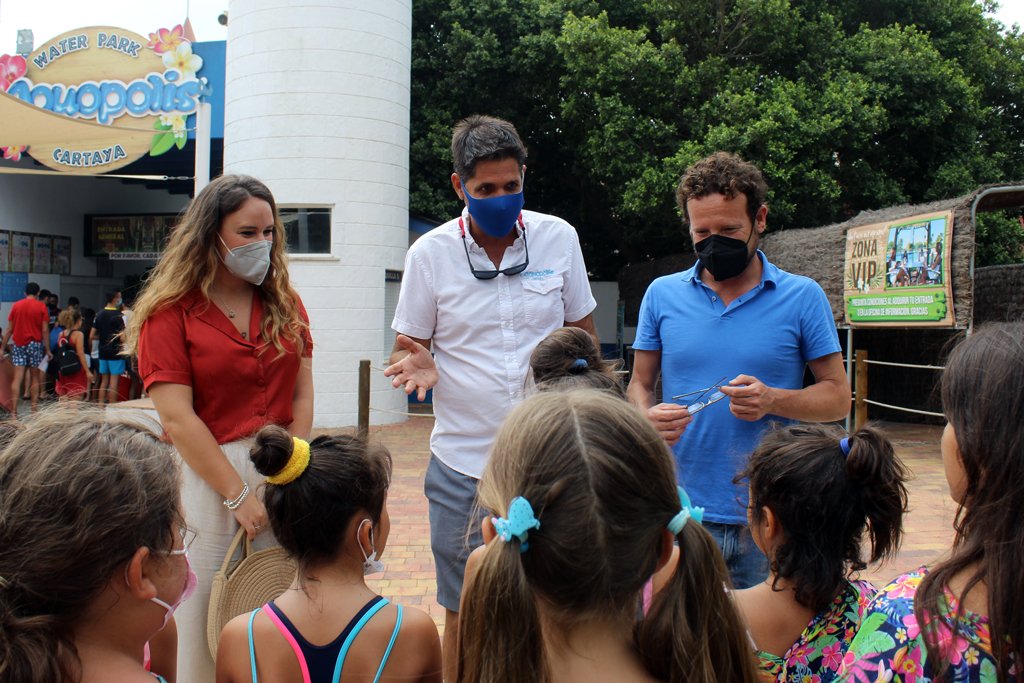 Cartaya lleva a 20 menores de familias desfavorecidas al Aquopolis