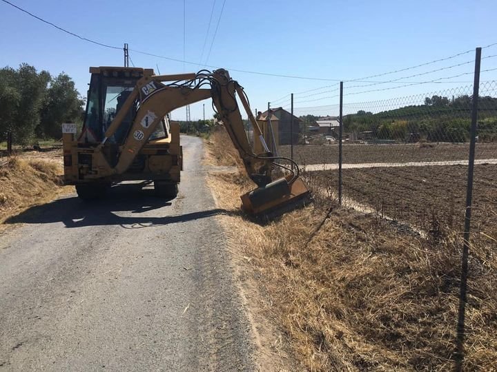 Continúan los trabajos de mantenimiento de caminos rurales en Gibraleón