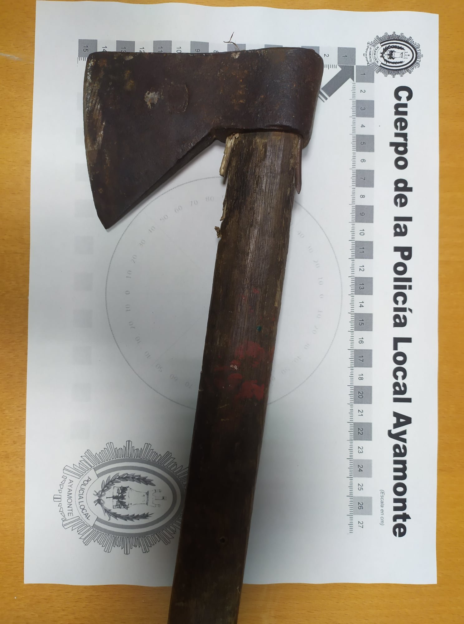 Detienen a un hombre que se paseaba de madrugada con un hacha por Ayamonte