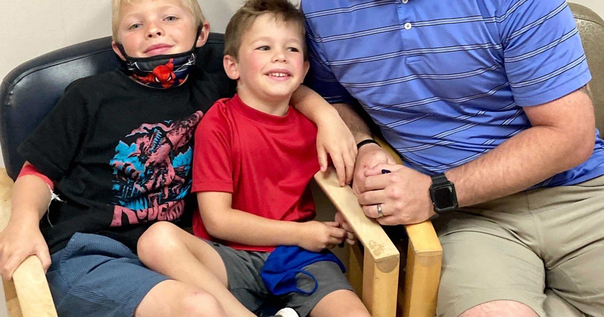 Aíslan a un niño en Isla Cristina cuya madre se negó a que llevara mascarilla al colegio