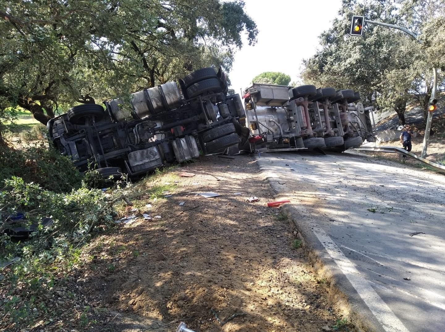 Reabierta al tráfico la N-433 tras el vuelco del camión en Jabugo