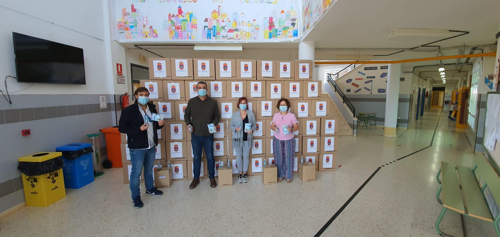 El Ayuntamiento de El Campillo dona 36.000 mascarillas y geles para los escolares del pueblo