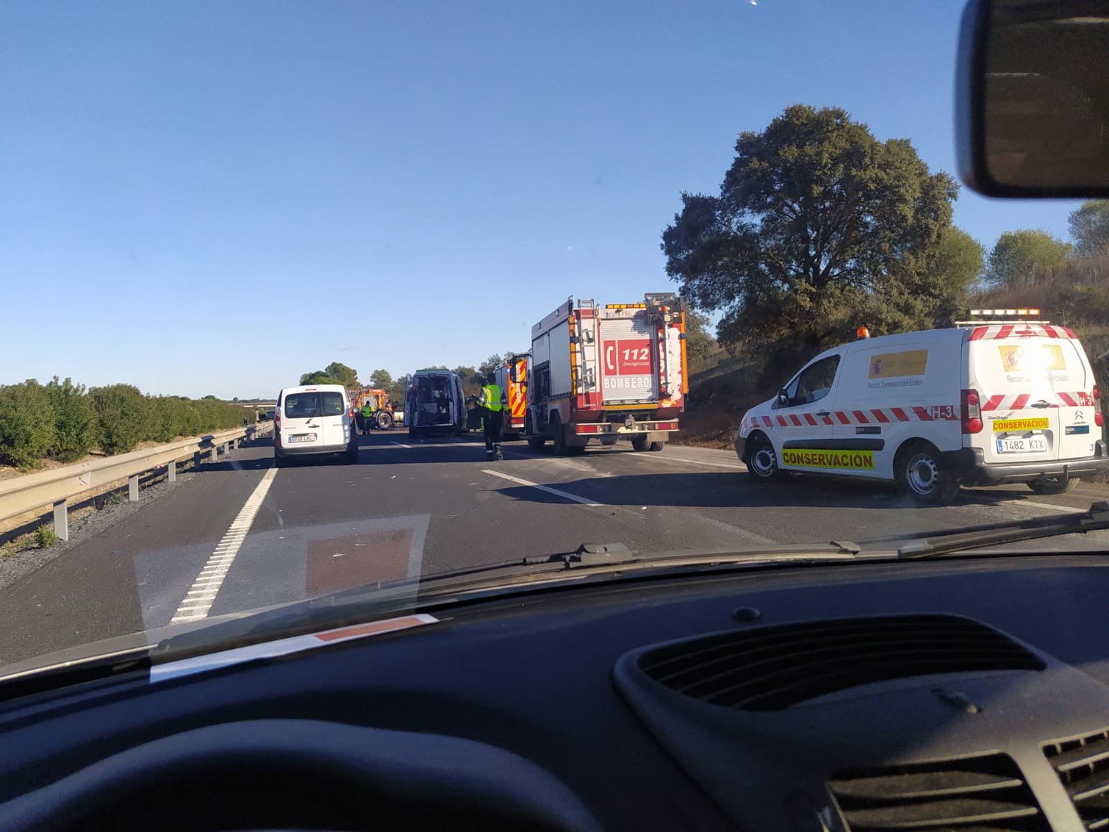 Dos accidentes provocan sendos cortes de la A-49 y graves retenciones en sentido Sevilla
