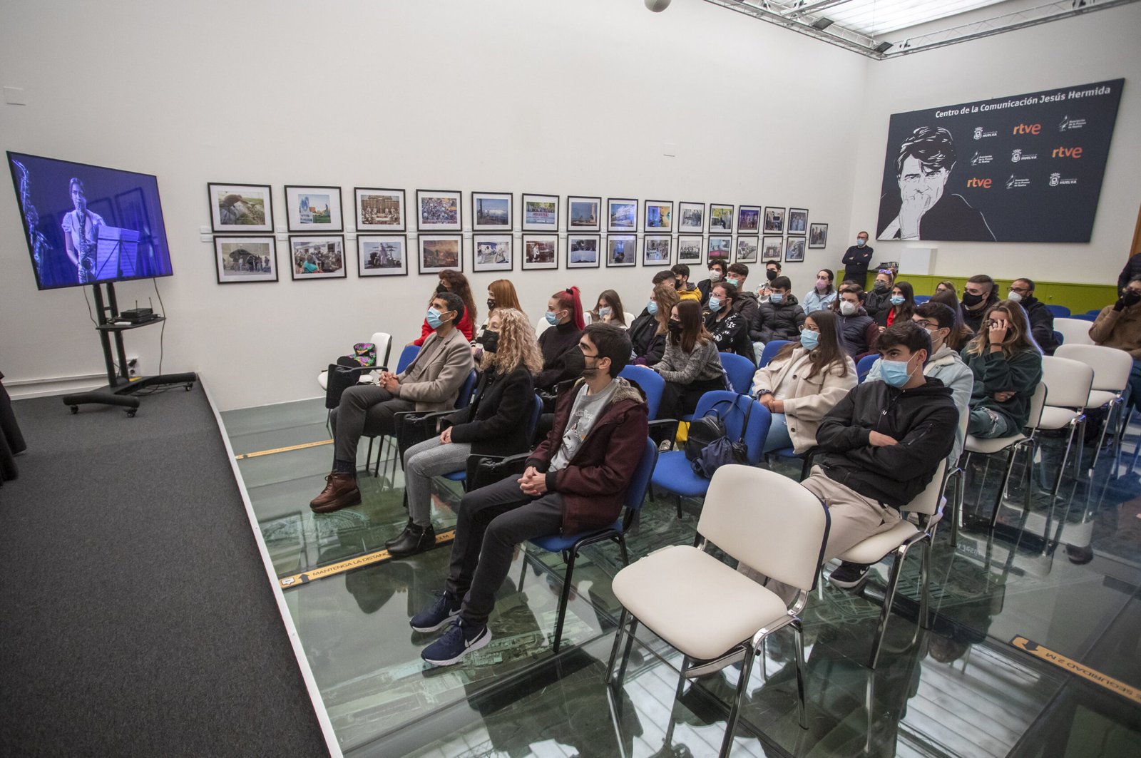 Alumnos del IES Pablo Neruda proyectan spots contra la Violencia de Género en el Jesús Hermida