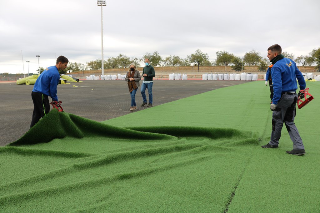 Cartaya acomete la instalación del nuevo césped artificial del campo de fútbol
