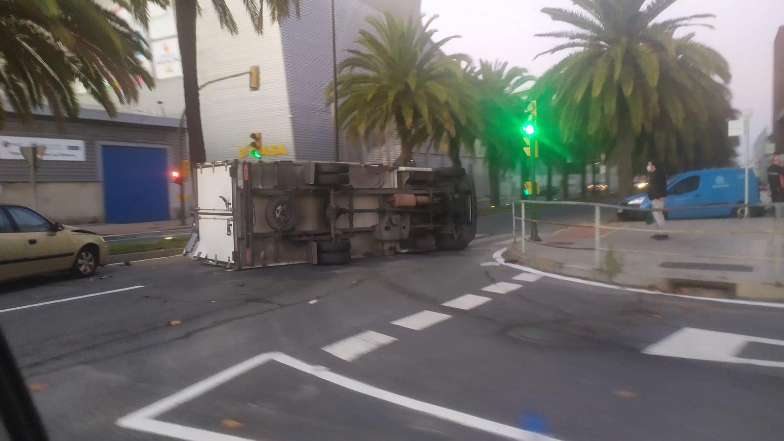 El vuelco de un camión obliga a cortar el tráfico junto al Aqualon