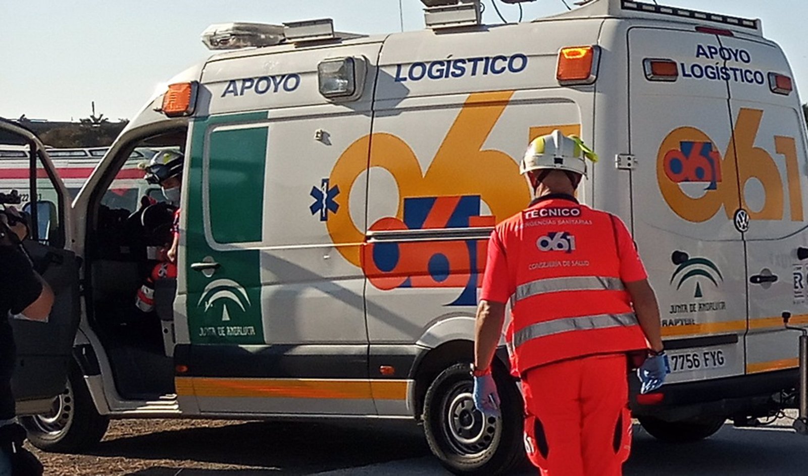 Un accidente por colisión entre tres turismos en la H-30 se salda con al menos un herido