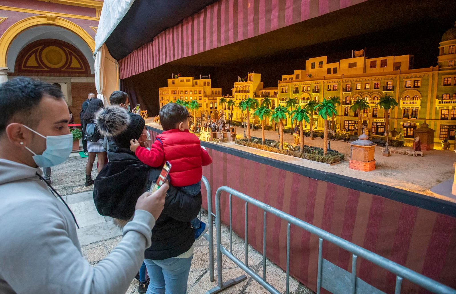 Ya se puede visitar el gran Belén de Huelva inspirado en la Plaza de las Monjas