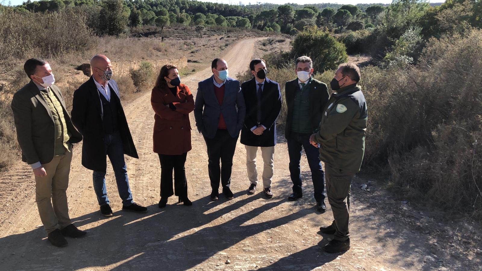 Crespo anuncia una inversión de 2,3 millones en caminos forestales de Huelva