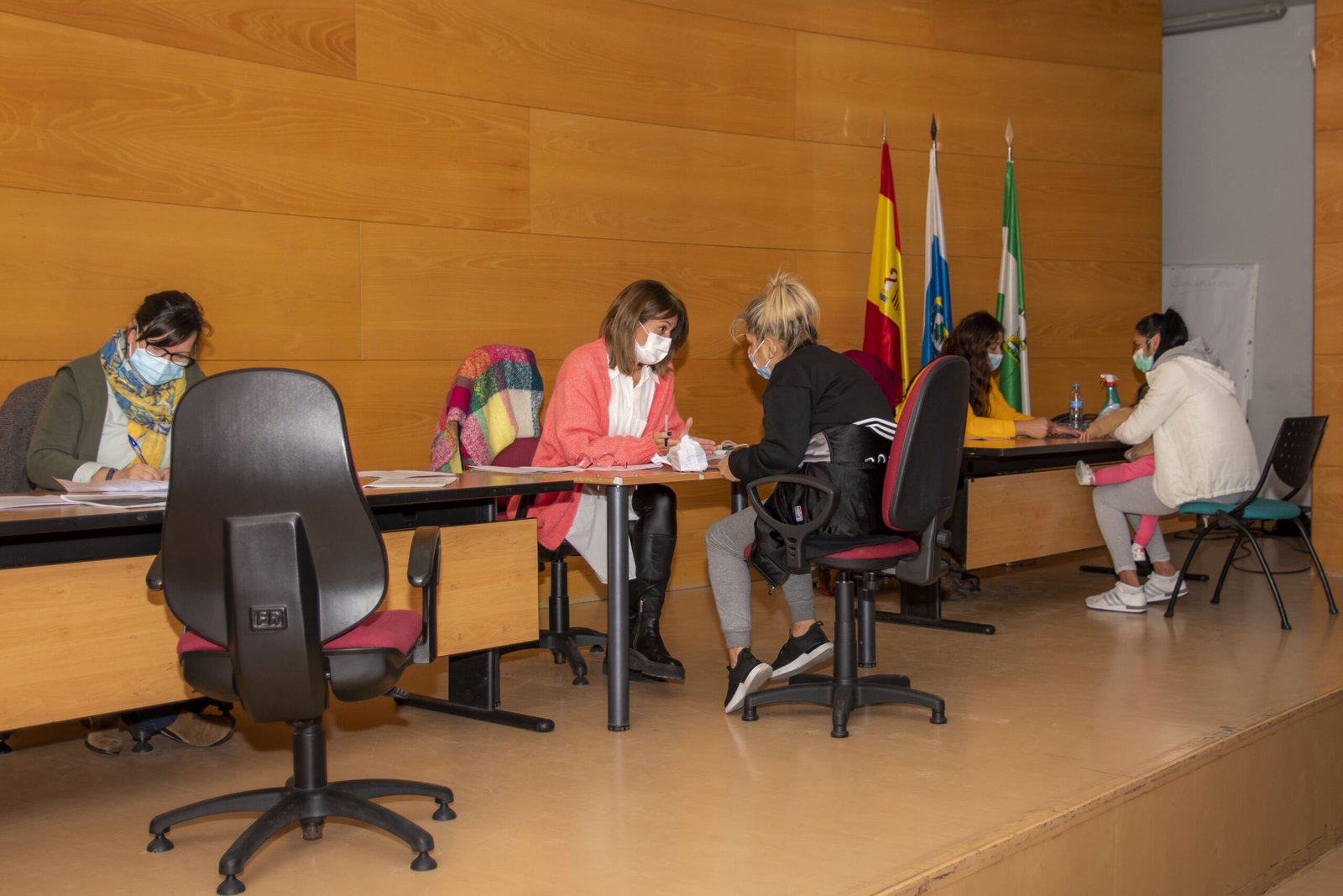 El Ayuntamiento distribuye 800 ‘tarjetas monedero’ entre familias vulnerables