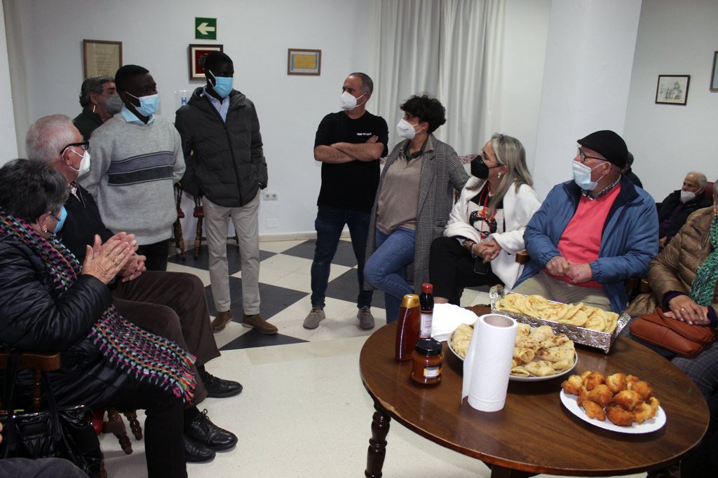 Mayores e inmigrantes se unen en Cartaya para intercambiar experiencias