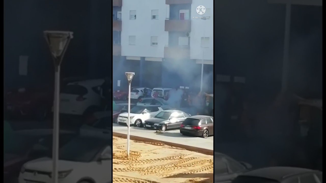 Alejan un vehículo incendiado con una excavadora en Punta Umbría