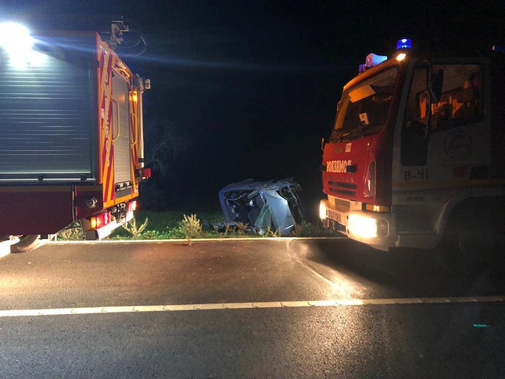 Bomberos excarcelan a una persona atrapada tras un accidente en Villablanca