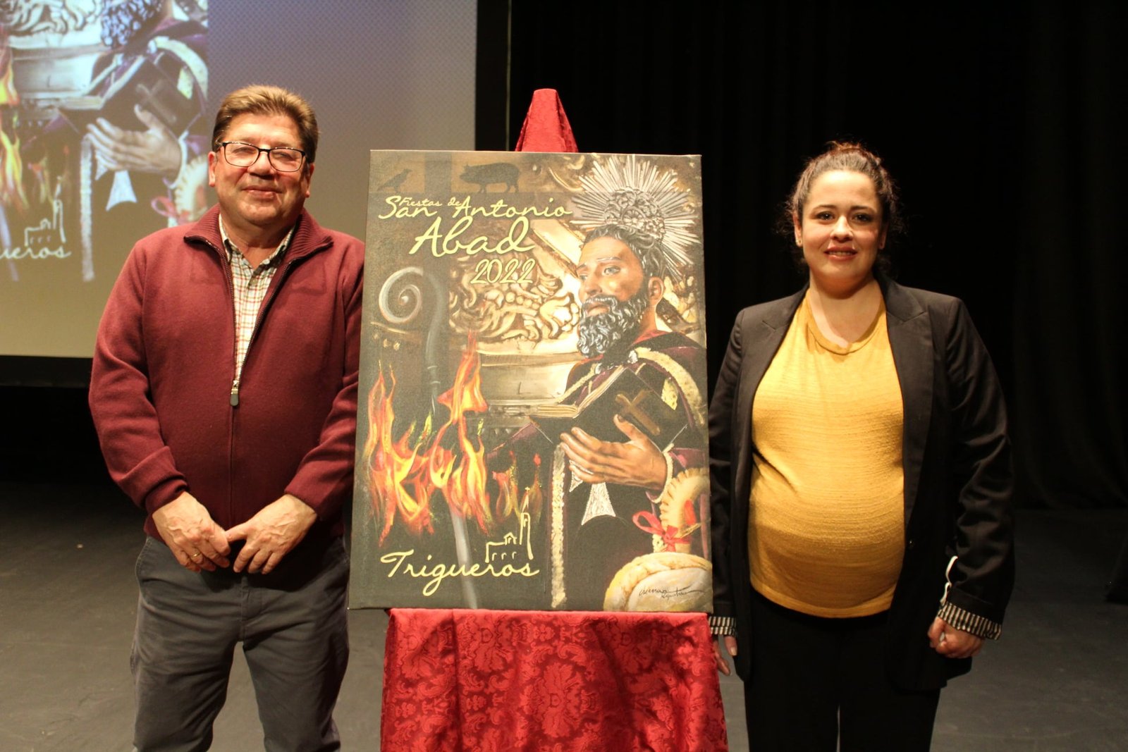 Trigueros presenta la revista y el cartel de San Antonio Abad