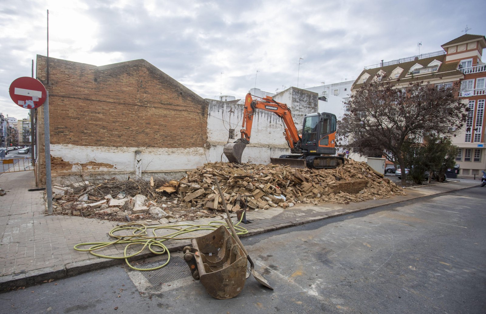 Derriban un edificio en ruinas en el barrio de Viaplana