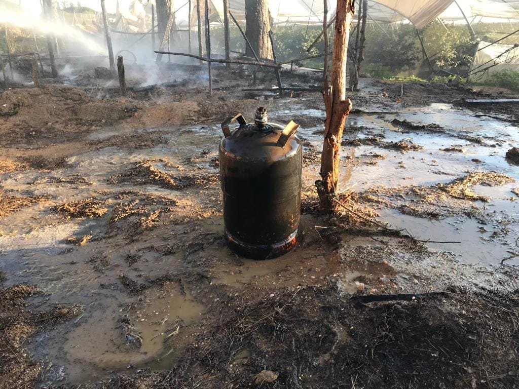 Bomberos actúan en el incendio de un poblado chabolista en Lucena